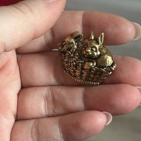 4/$50 Easter bunny on basket  vintage brooch 🐰 - Picture 4 of 6